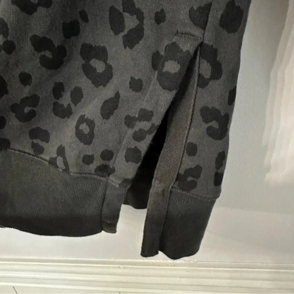 Old Navy Women's Oversized Vintage Tunic Sweatshirt Grey Leopard Print Sz XS GUC - Picture 5 of 9